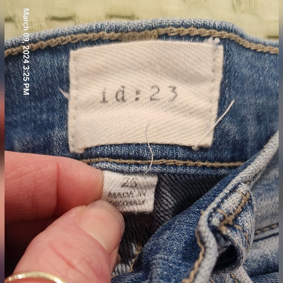 ID : 23 Distressed ladies shorts - Picture 3 of 3